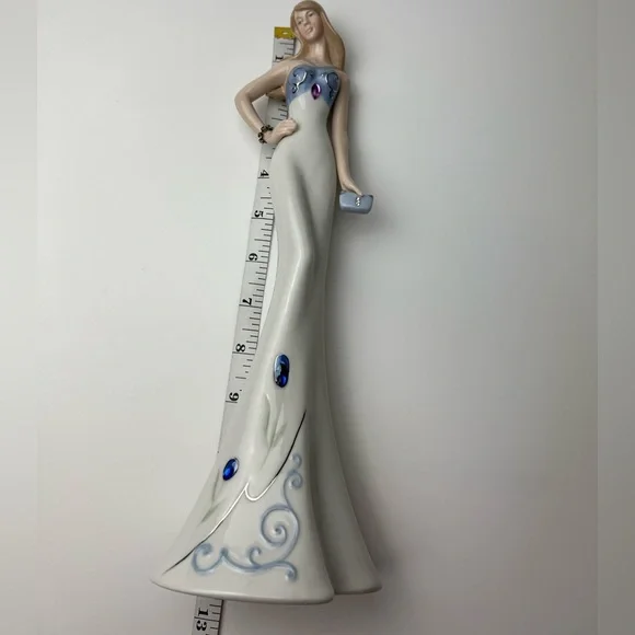 Cosmos Porcelain Elegant Doll - Picture 14 of 17